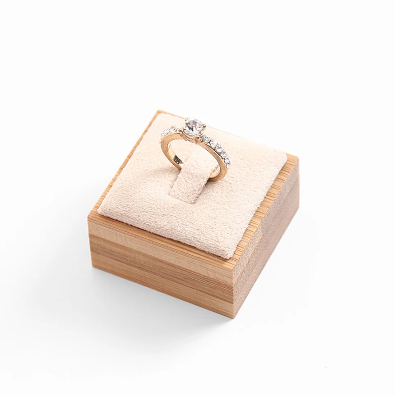 Модное кольцо держатель бамбуковое дерево зерна ювелирных изделий дисплей кольцо реквизит стенд деревянные кольца держатель 1 шт - Цвет: Beige Velvet