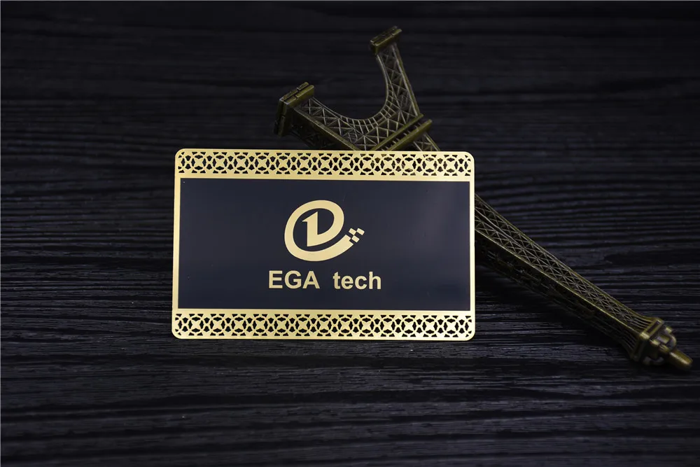 EGA-Tech визитная карточка с вырезами Золотая карта с принтом черный фон белый текст с вырезами край