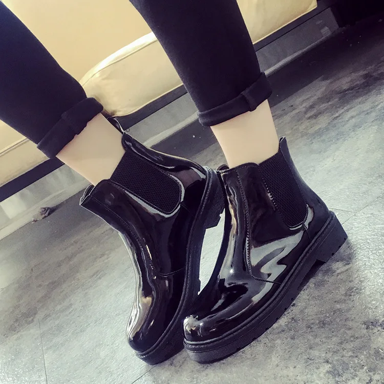

In autumn and winter new women's shoe covers have tight feet with round heads and short heels Martin boots black