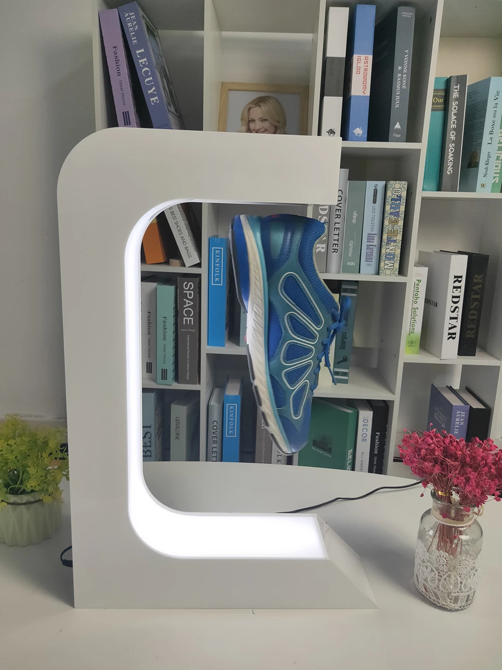 Витрина витрина новинка 2020 магнитная левитация вращающийся стенд для обуви