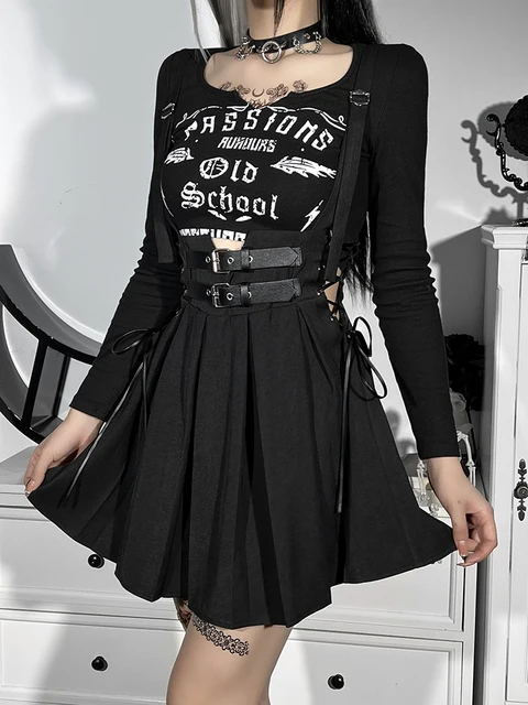 Black pleated skirt with buckle
