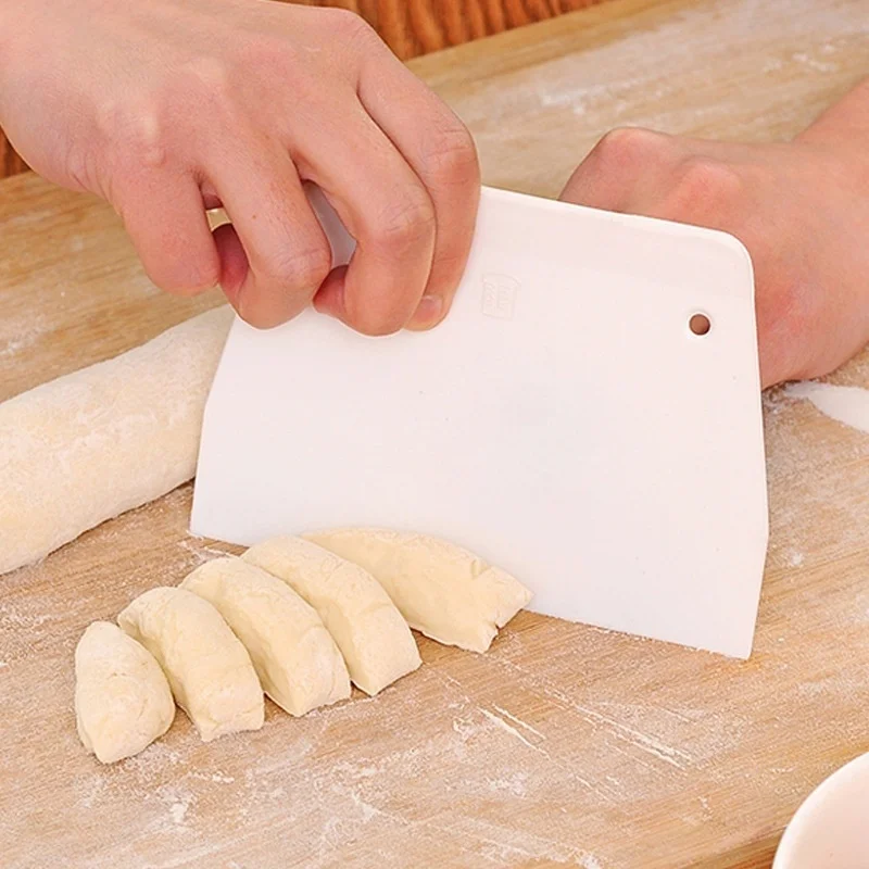 

Icing Fondant Cake Decorating Tool/Cake Mold Pizza Dough Scraper (Color: White)