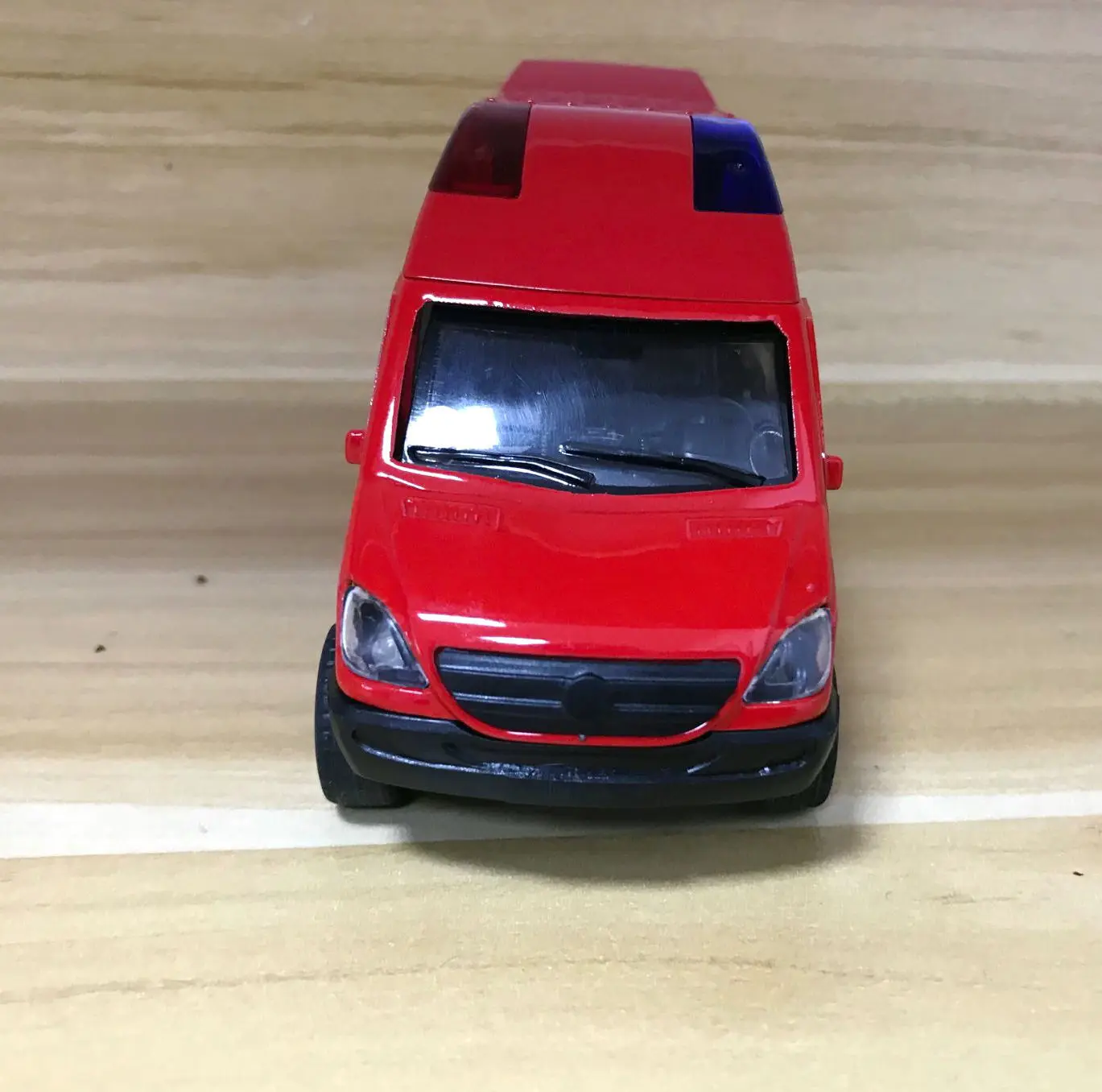 Модель автомобиля из сплава, детская игрушка для автомобиля Scale1: 32, медицинский автомобиль