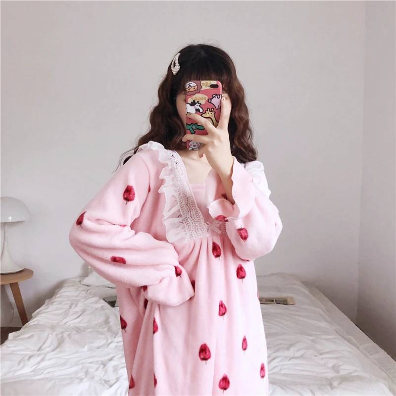 Зимние Женские Фланелевые ночные рубашки с рисунком розового яблока, теплые мягкие флисовые плюшевые спальные халаты, кружевные дизайнерские спальные халаты с оборками