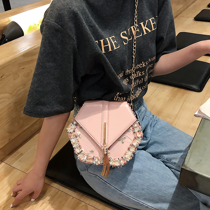 Женская жемчужная Декоративная кожаная сумка, роскошная металлическая кисточка и Шипованная цепочка, сумка на плечо, модные шестиугольные сумки через плечо