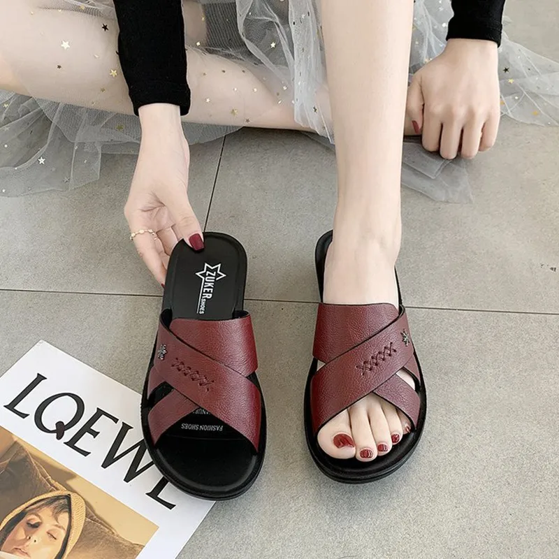 Summer outdoor wear mother slippers fashion middle-aged flat-bottomed elderly non-slip sandals soft-soled women's sandals