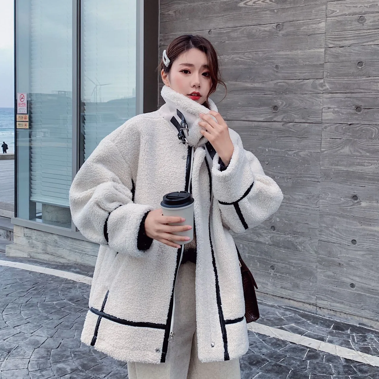 

Photo Shoot Lambs Wool Beige White Open Wire Contrast Color Joint Mid-length Handsome Stand Collar One-piece Fur Motorcycle Coat