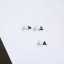 Серьги гвоздики из твердого золота 9 к треугольная