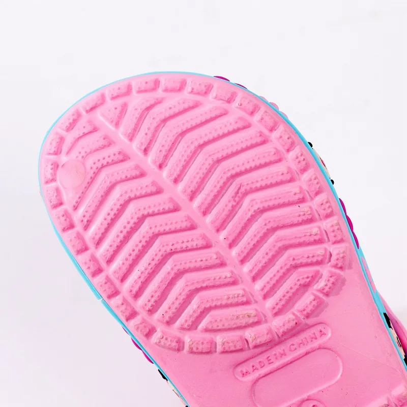 Новые детские сандалии и тапочки, летняя детская обувь с отверстиями на мягкой подошве для детей 1-8 лет, Нескользящие Изящные детские тапочки, размер 24-35