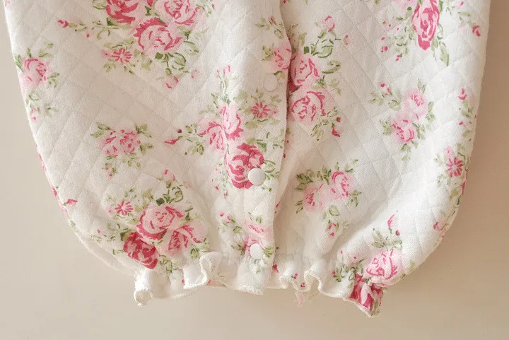 2596028449_143591923