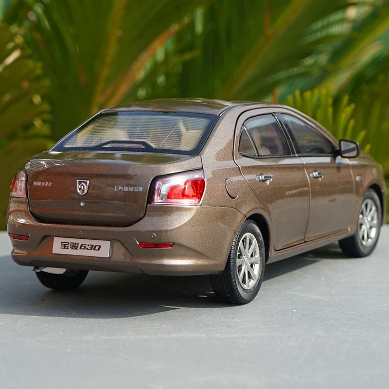 Оригинальная фабрика 2011 Baojun 630 1:18 Модель литья под давлением с небольшим подарком