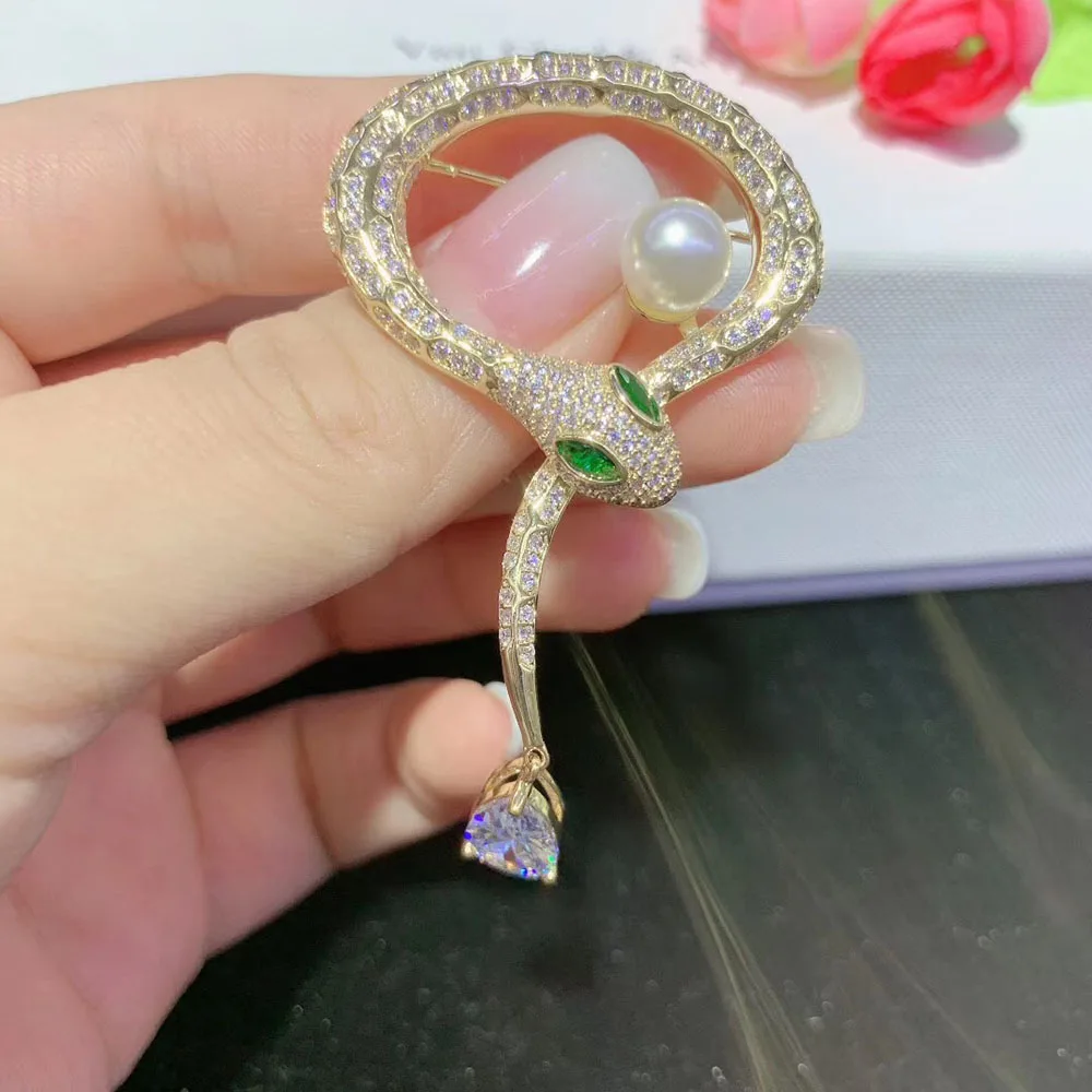 

SHANICE Gold Color Green Eye Personality snake high-end brooch micro-inlaid zircon outerwear suit new lilies brooch Banquet