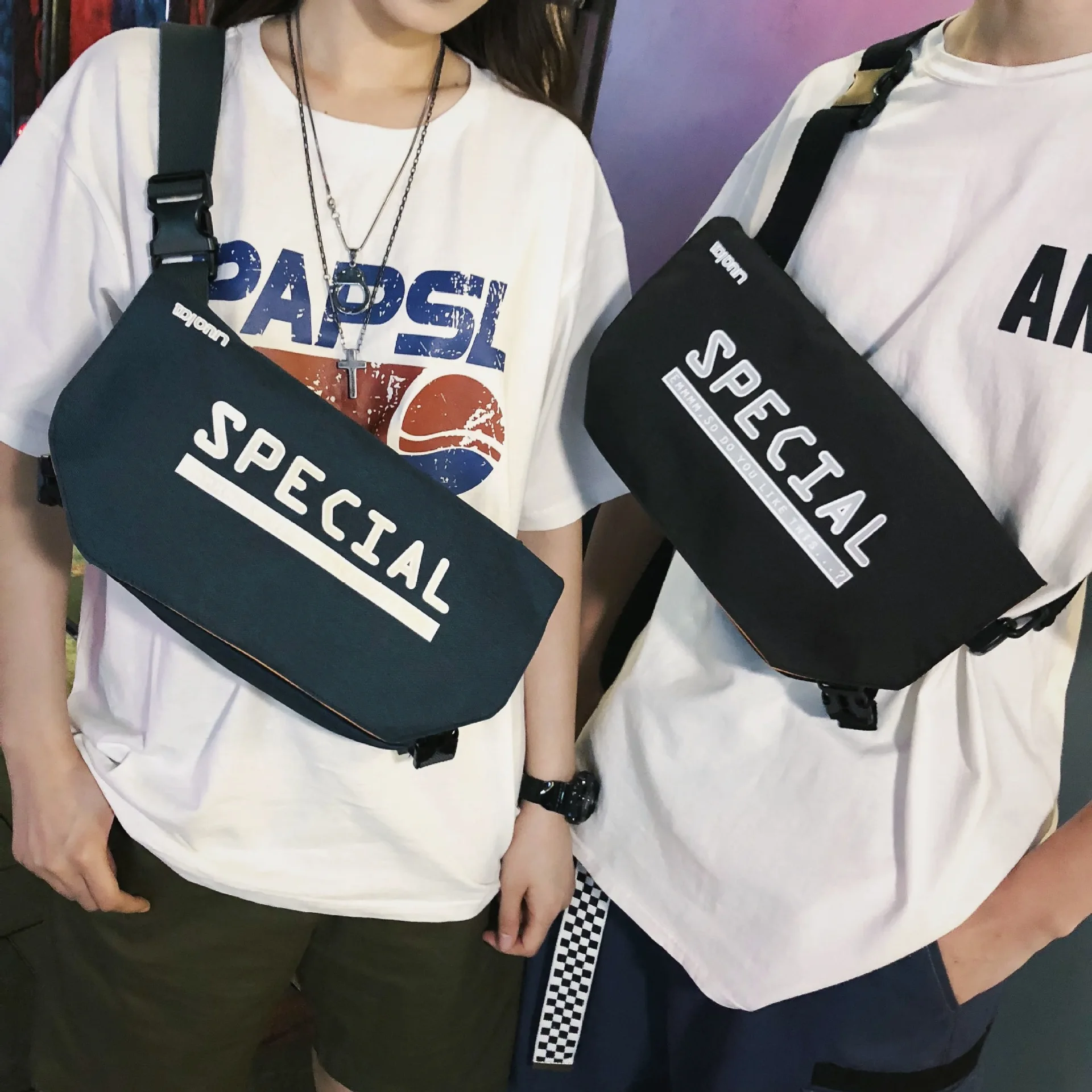 

Couples Hip Hop Oxford jie tou bao Large-Volume Versatile Fashion Cool Reflective Street Snap Skateboard Shoulder Square Sling B