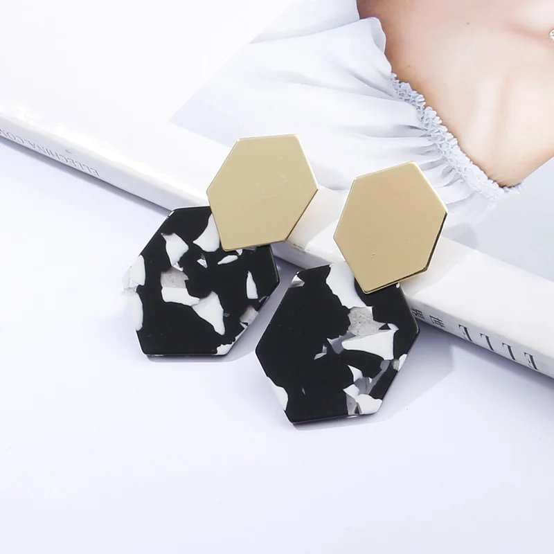 11214526077_1626211359