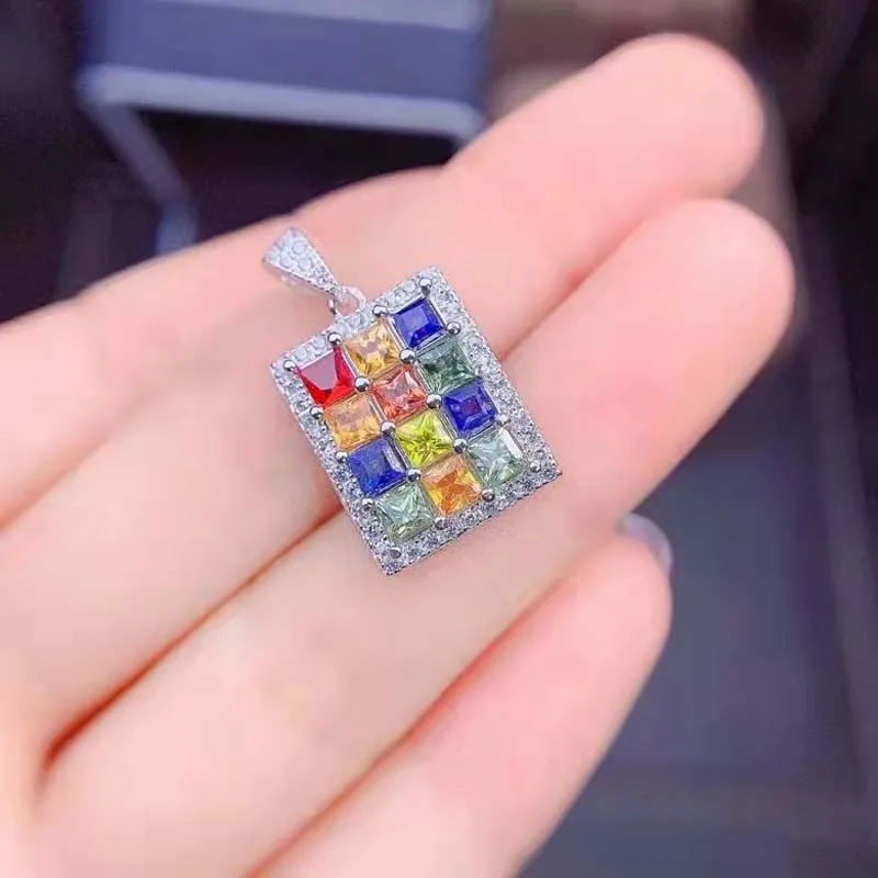 

Женское ювелирное изделие из серебра 925 пробы с сапфиром