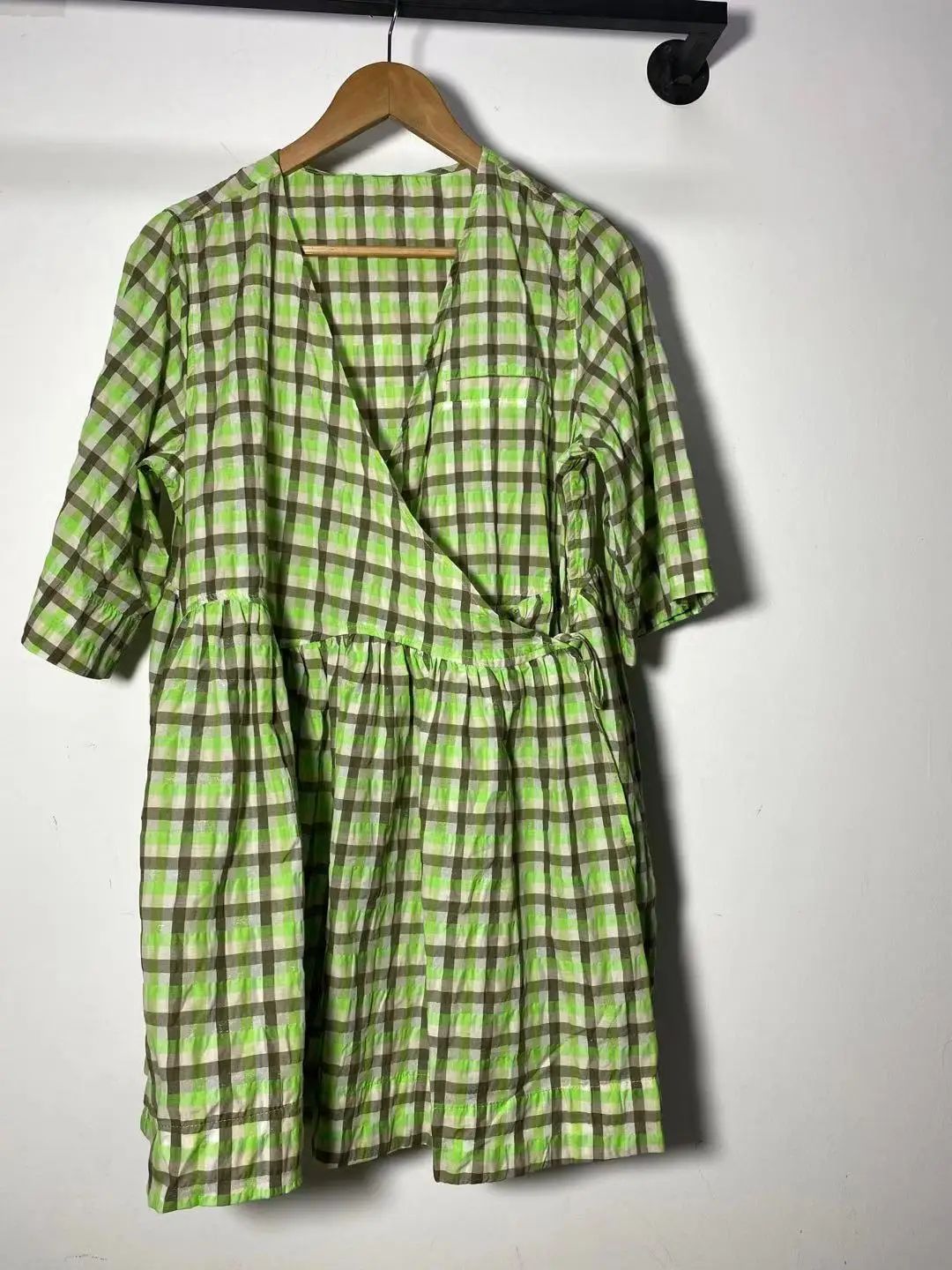 Мини-платье женское клетчатое с запахом зеленое модное свободное платье