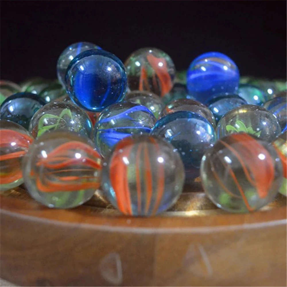 Clickers de jogos ou bolas de vidro coloridas espalhadas em uma