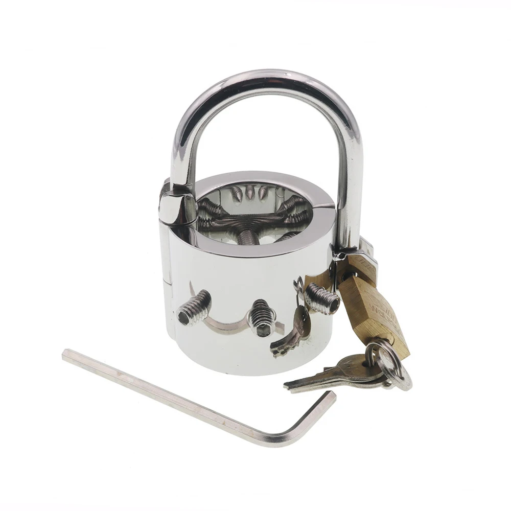 Әдемі ерлі-зайыптылар есектерін ұстай отырып жыныстық қатынасқа түседі.