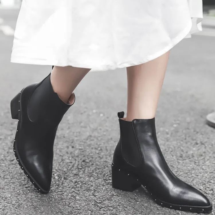 

2019 Short Boots Woman Rivet Decoration Chelsea High With Cowhide Sharp Woman Short Boots
