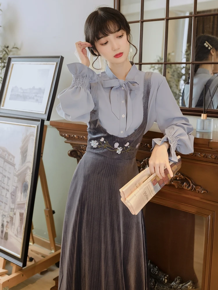 

Women 2 Piece Outfits 2020 Autumn Vintage Flare Sleeve Gray Blouse Top & Embroidery Strap Dress Skirt Set Elegant Lady Suits