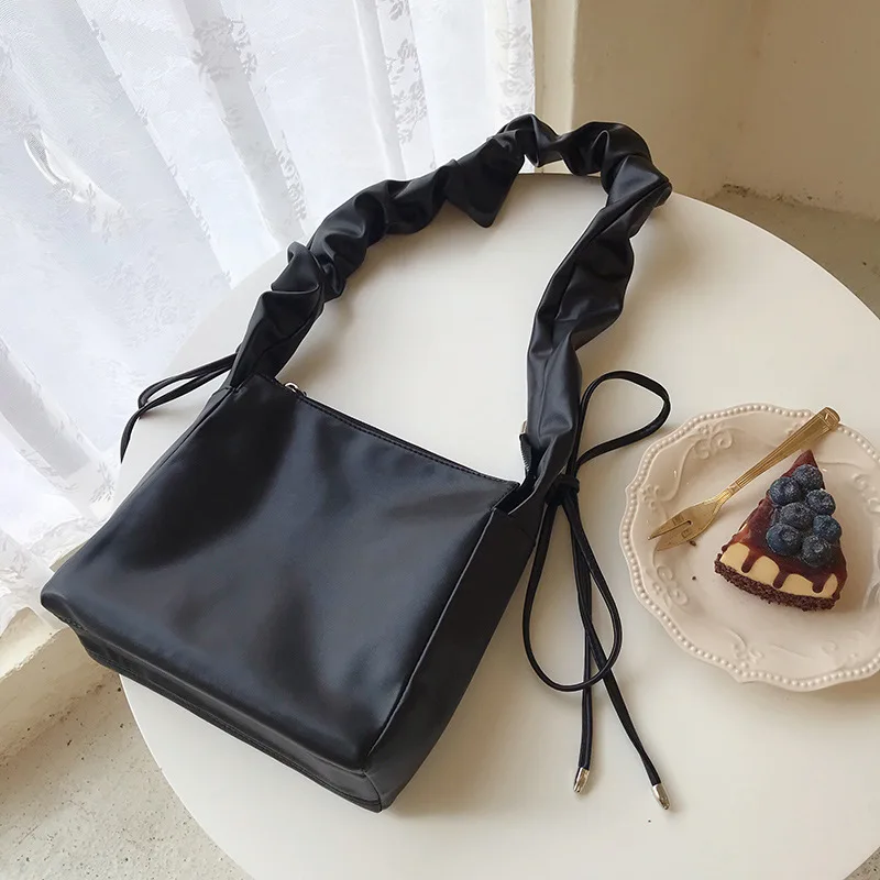 

Large Capacity Shopping Handbag Creative Design Portable PU Leather Shoulder Bag Classic Texture Chic Women Portable 2020