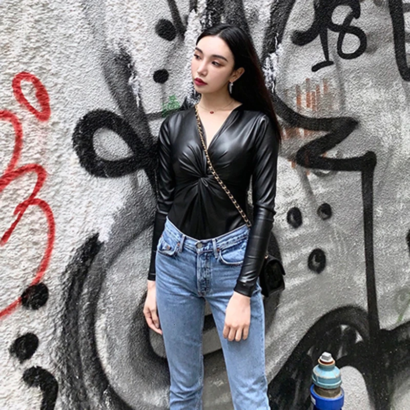 TWOTWINSTYLE, черный, с рюшами, из искусственной кожи, боди для женщин, v-образный вырез, длинный рукав, высокая талия, асимметричный комбинезон, женская мода