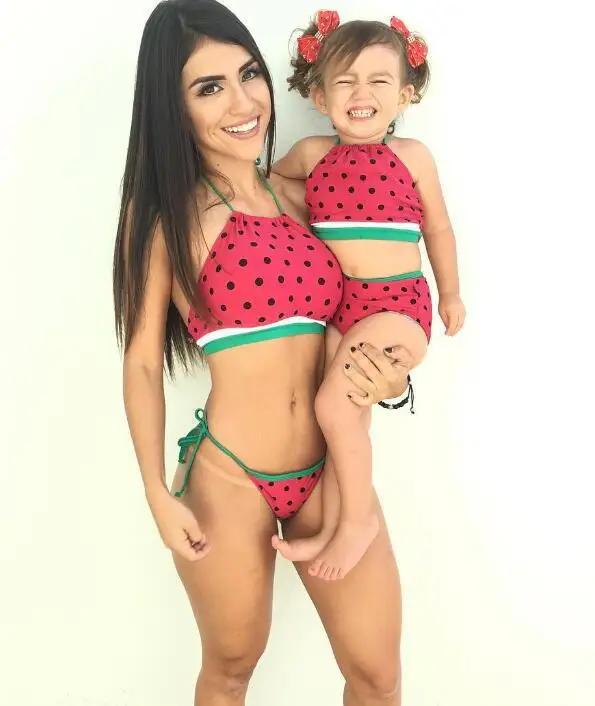 Одинаковые купальные костюмы для всей семьи, пляжные купальные костюмы с волнистым рисунком, сексуальное бикини, одинаковые платья для мамы и дочки