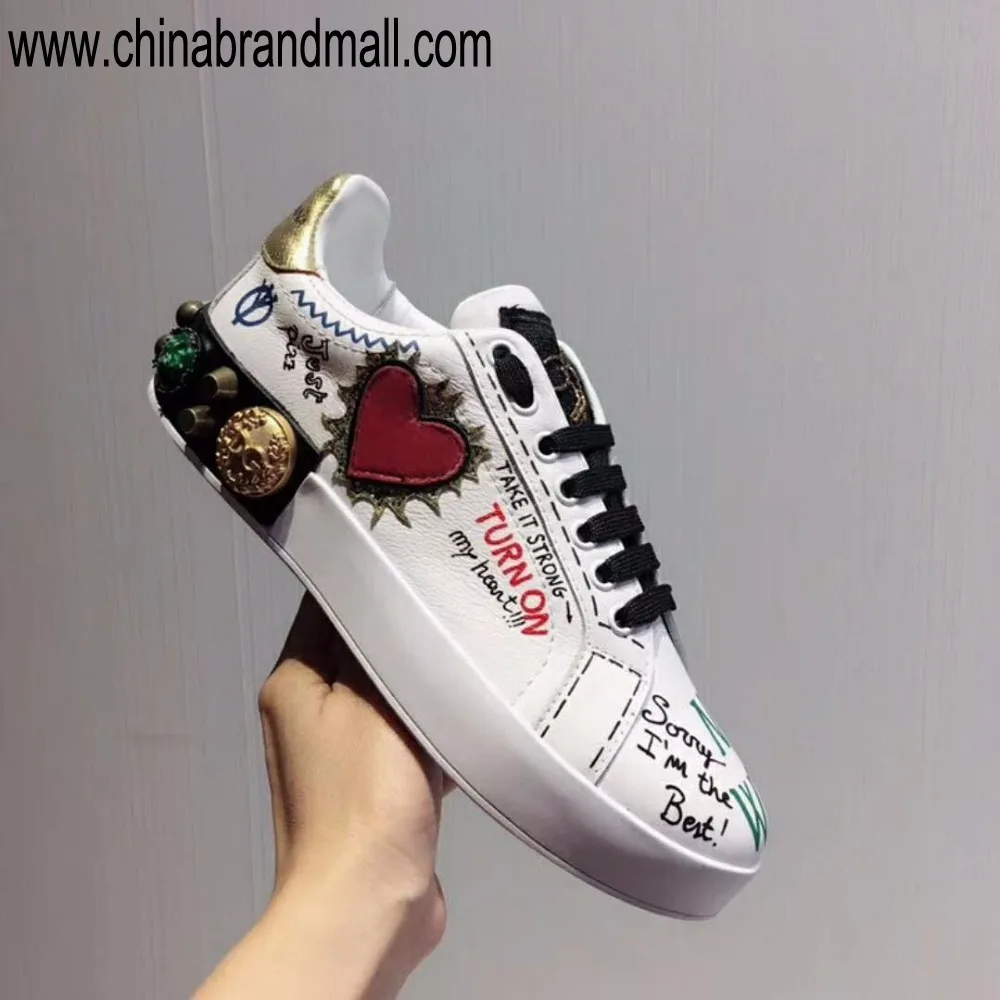 

New Women White Shoes with Red Heart Shape Female Sneakers Lace Up White Shoes Girl Couple Leather Shoes