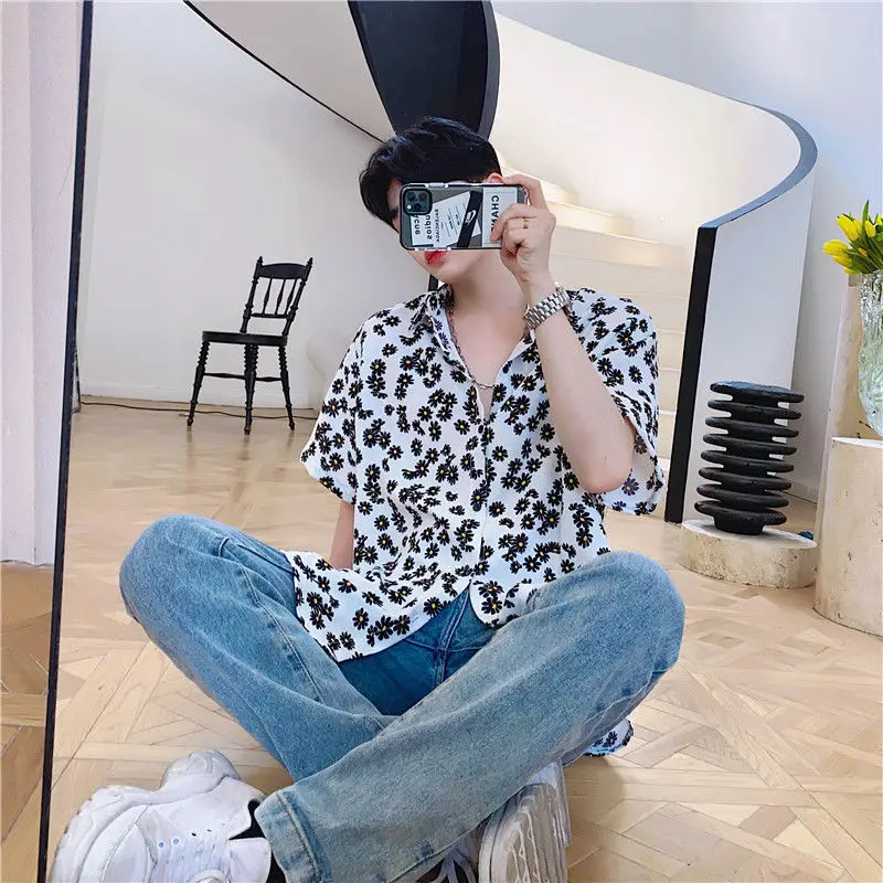 

2020 Summer New Youth Popular Men's Loose Small Daisy Printed Five-point Sleeve Shirt Fashion Casual Shirt Black / White M-XL