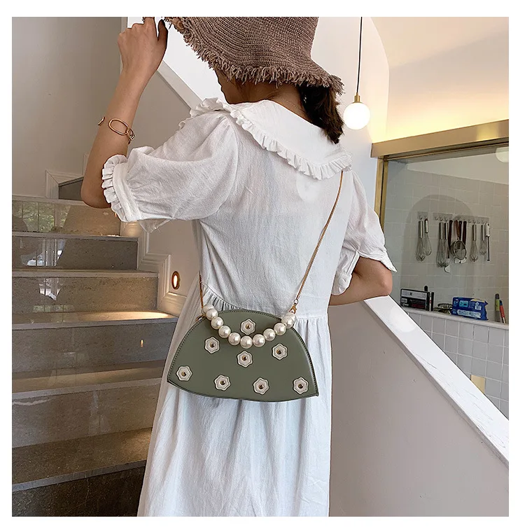 Korean version of female Pearl Tide handheld new single shoulder oblique satchel fashionable foreign gas semicircular bag
