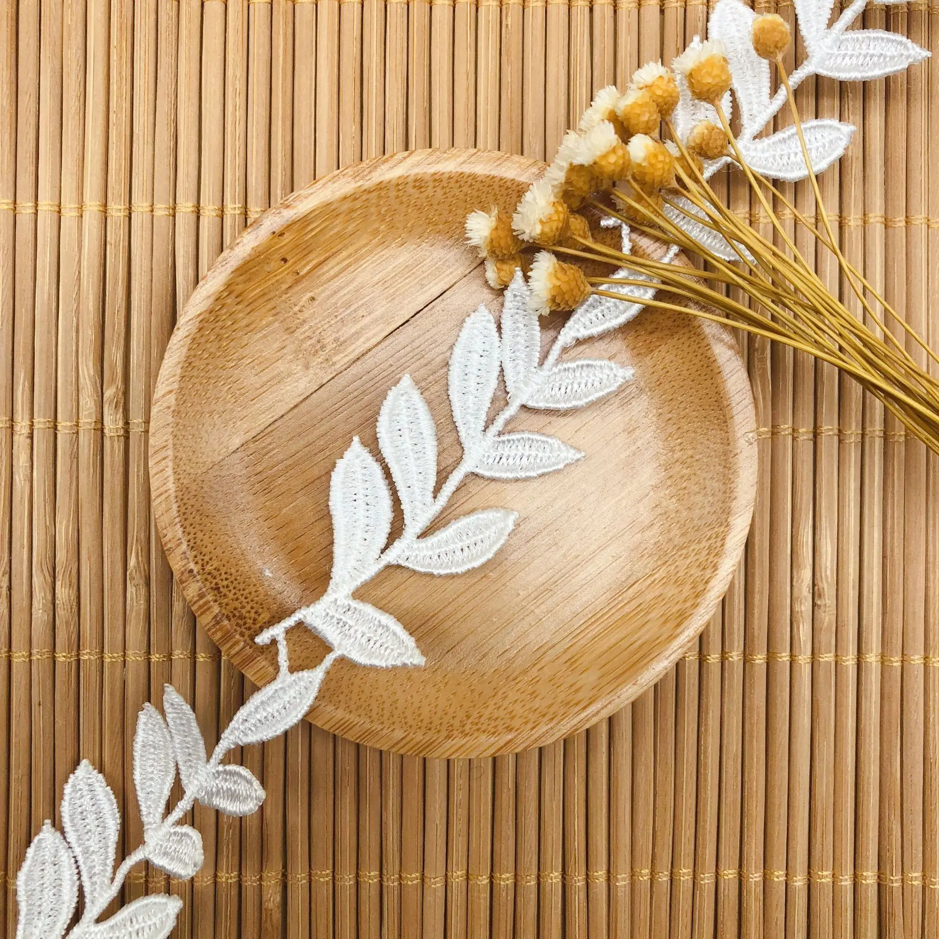 

Женская кружевная юбка с вышивкой и цепочкой до ключиц