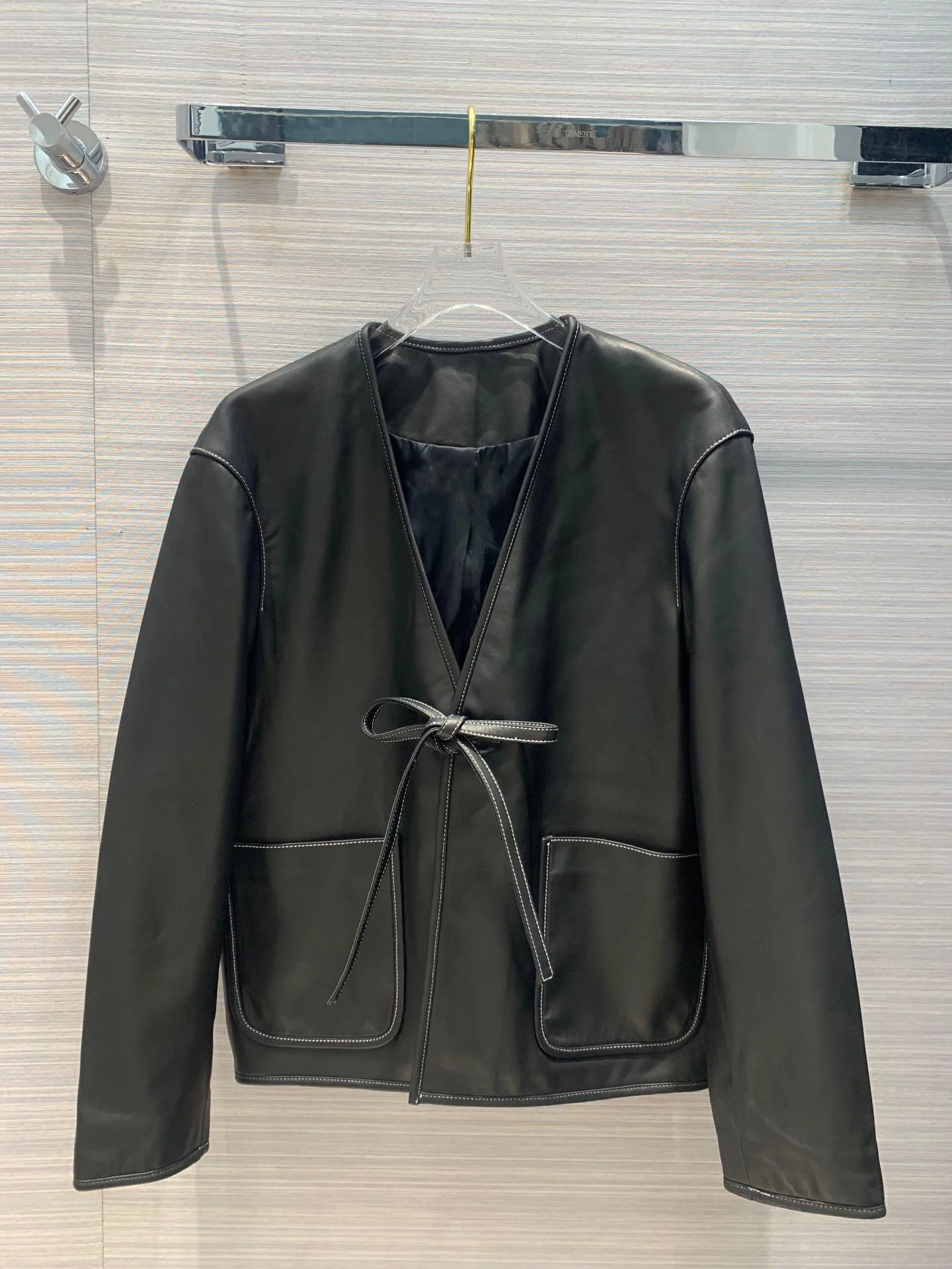 

2019 new ladies high quality fashion long sleeve V-neck black contrast color line strap leather 0814