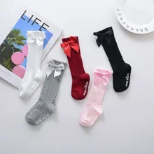 Носки для маленьких девочек Хлопковые гольфы для малышей подарок для новорожденных, зимние теплые гольфы принцессы с кружевными бантиками для дома нескользящие носки