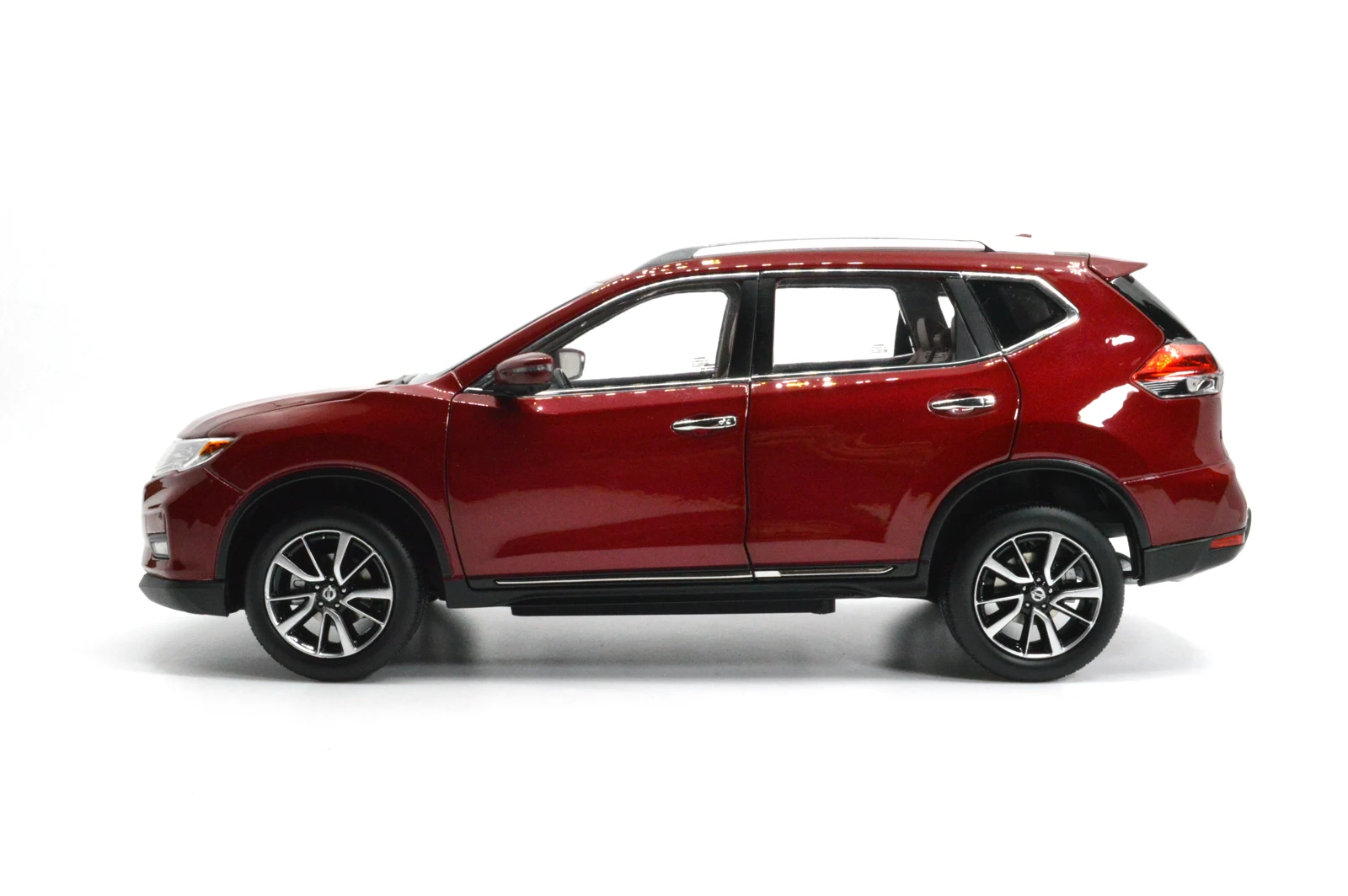 Миниатюрная модель автомобиля Paudi 1/18 1:18 1 18 Nissan Rogue X Trail открывающиеся двери
