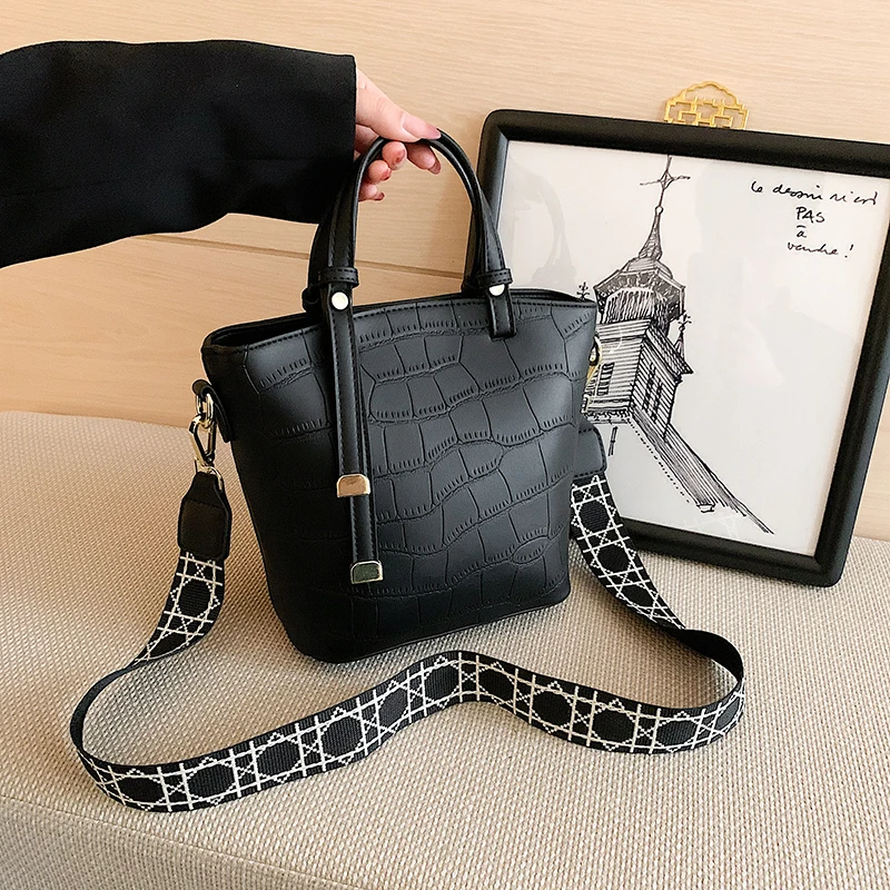 

YILIANWomen's bag 2020 New stone grain versatile cross-body bag fashion handbag large capacity bucket bag