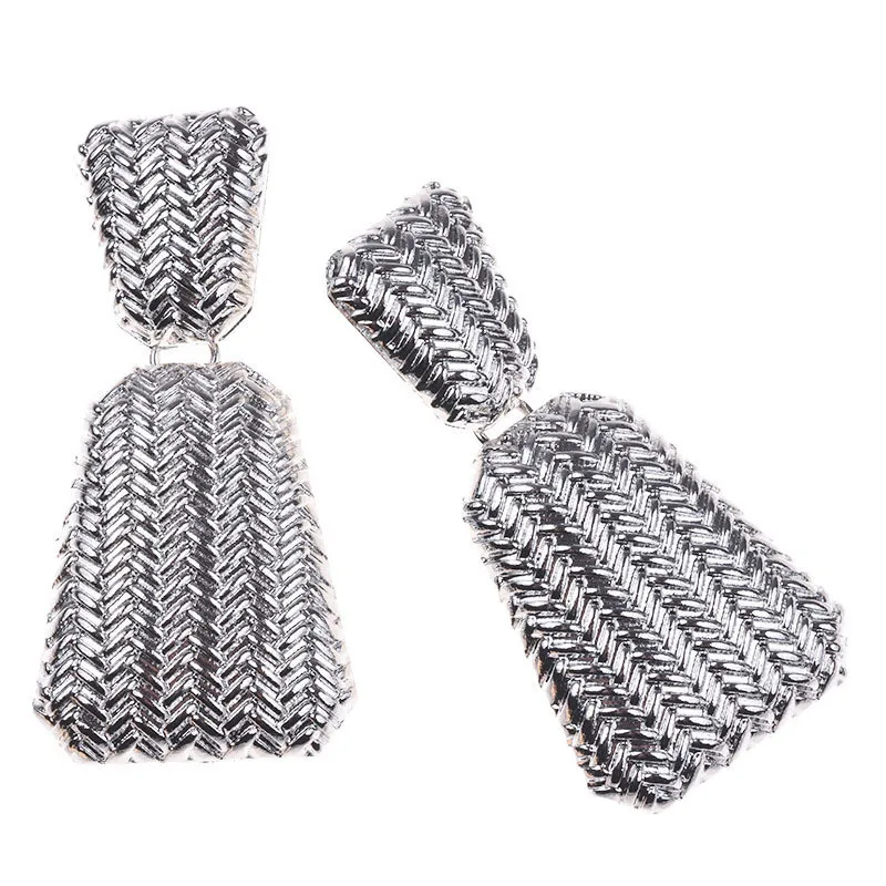 

Exaggerated geometric embossed flower metal ear nail Europe and America restore ancient ways