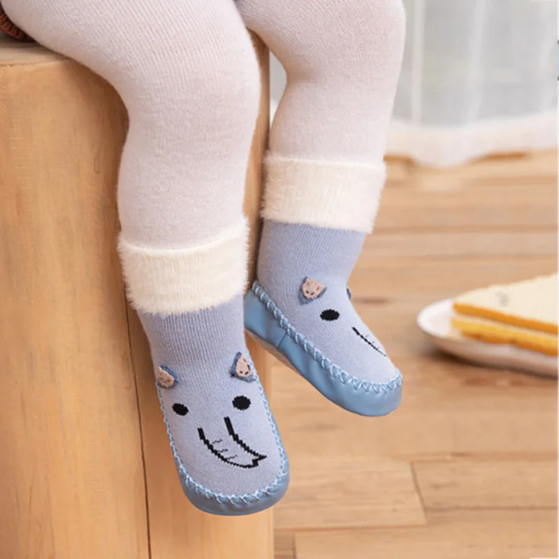 Носки для малышей, Осенние хлопковые носки для младенцев с мультипликационным принтом, теплые нескользящие носки для малышей, обувь для малышей, гетры для малышей 0-18 месяцев