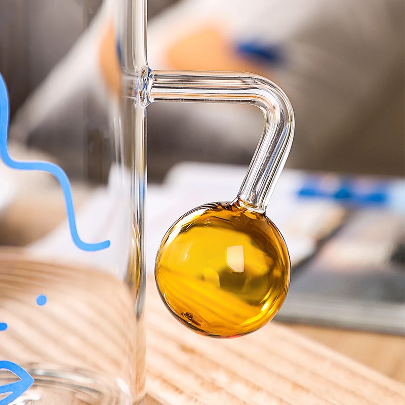 كوب بتصميم غريب وجميل بمقبض كروي