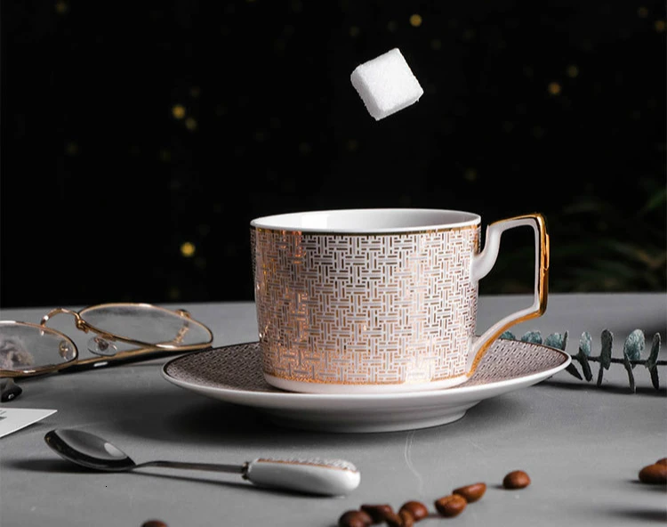 Европейская роскошная керамическая кофейная чашка блюдца костюм послеобеденный чайный сервиз черный чай чайная чашка Геометрическая графическая костяного фарфора кофейные кружки