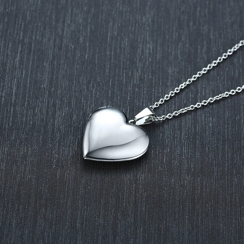 Ciondolo con medaglione a forma di cuore romantico apribile