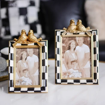 

6 /7 /8 /10 Inch European Black And White Plaid Texture Classic Golden Resin Relief Love Bird Statue Wall Hanging Photo Frame