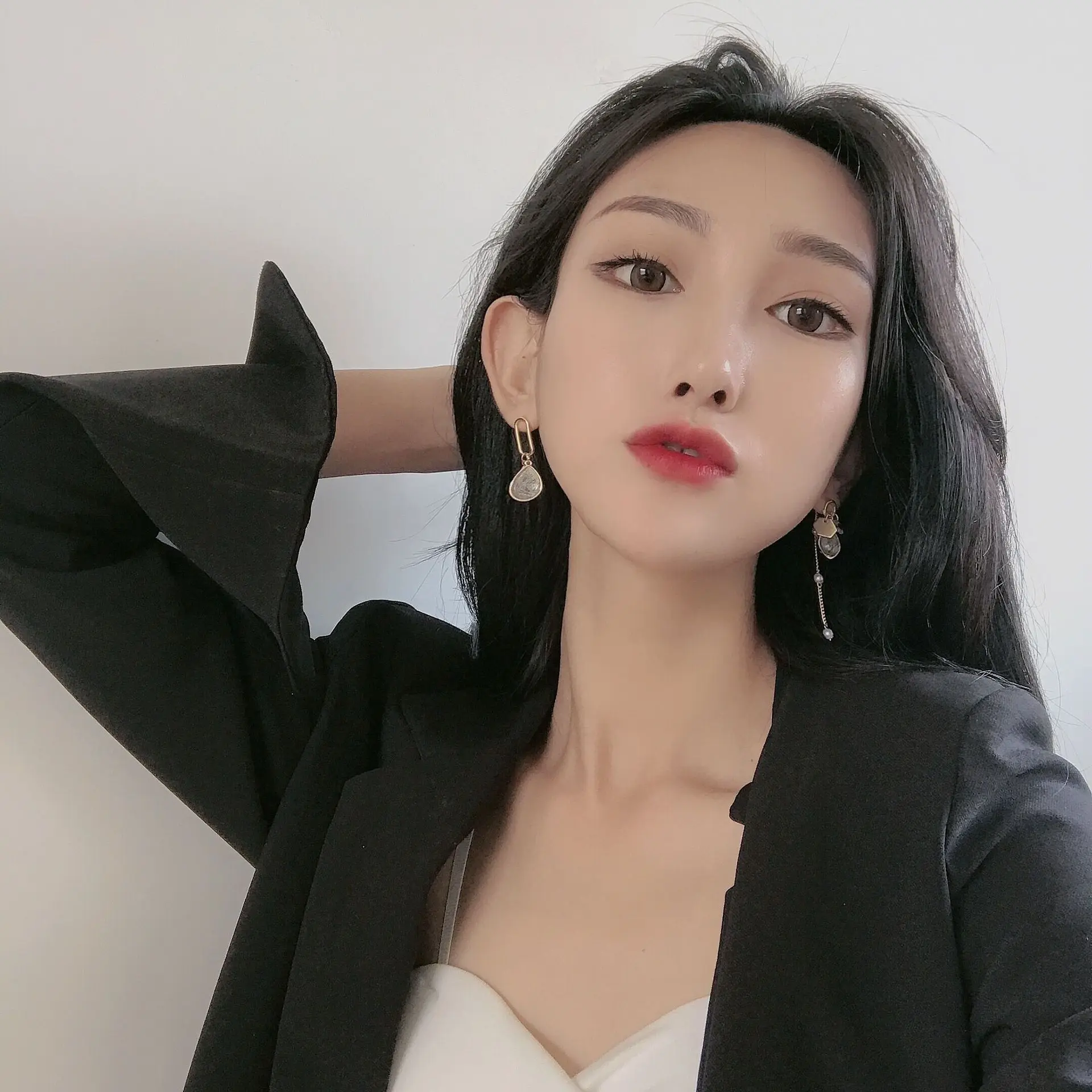 

New Asymmetrical Earrings Women Fashion Korean Temperament Resin Earrings Long Single Chain Pearl Drop Earrings Women Jewelry