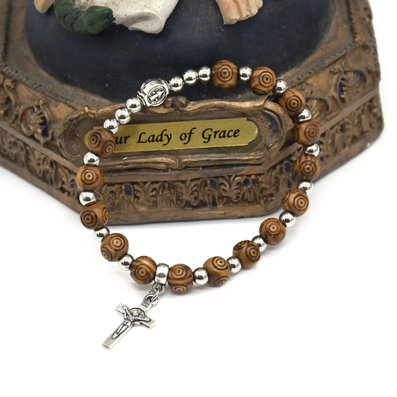 Bracciale Con Croce In Legno Naturale Ed Elastico: Perline Tonde E Quadrate, Ciondolo In Acciaio Inox, Regalo Religioso Per Compleanno O Natale