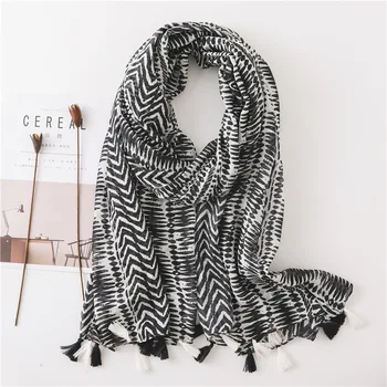

2020 Luxury brand Lady cotton material Fashion scarf Autumn and winter New Leopard Print beach shawl women's Cotton silk scarves