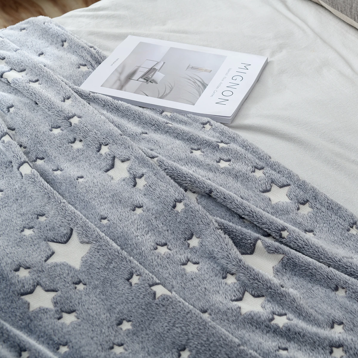 Glow in The Dark Throw Blanket Galaxy Stars Pattern Flannel Fleece Blanket Soft Warm Fuzzy Plush Blanket Kids Christmas Decor