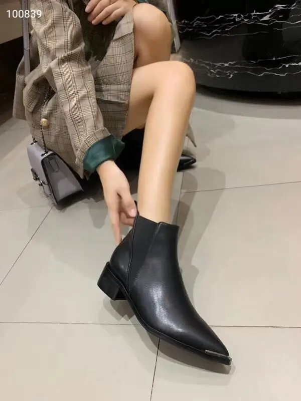 

2019 New WInter Women Metal Chain Buckle Strap Chelsea boots Comfortable Real Leather Chelsea Boots Fashion Ankle Boots