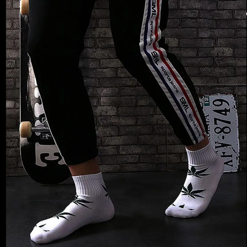 Men's and Women's  Socks  Street Fashion Middle Tube Maple Leaf Pattern Stripe Air Permeability And Sweat Absorption Sports Sock