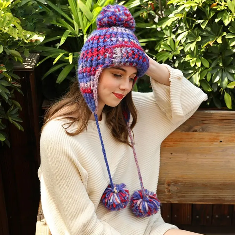 Женская зимняя вязаная шапка контрастного цвета в полоску с помпоном