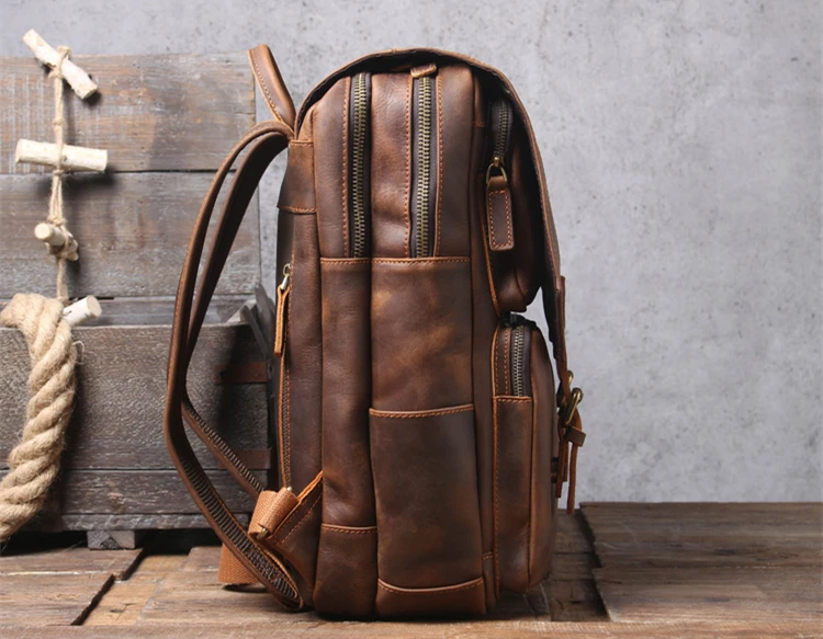 Seitenansicht des Woosir-Rucksacks aus braunem Leder im Vintage-Stil