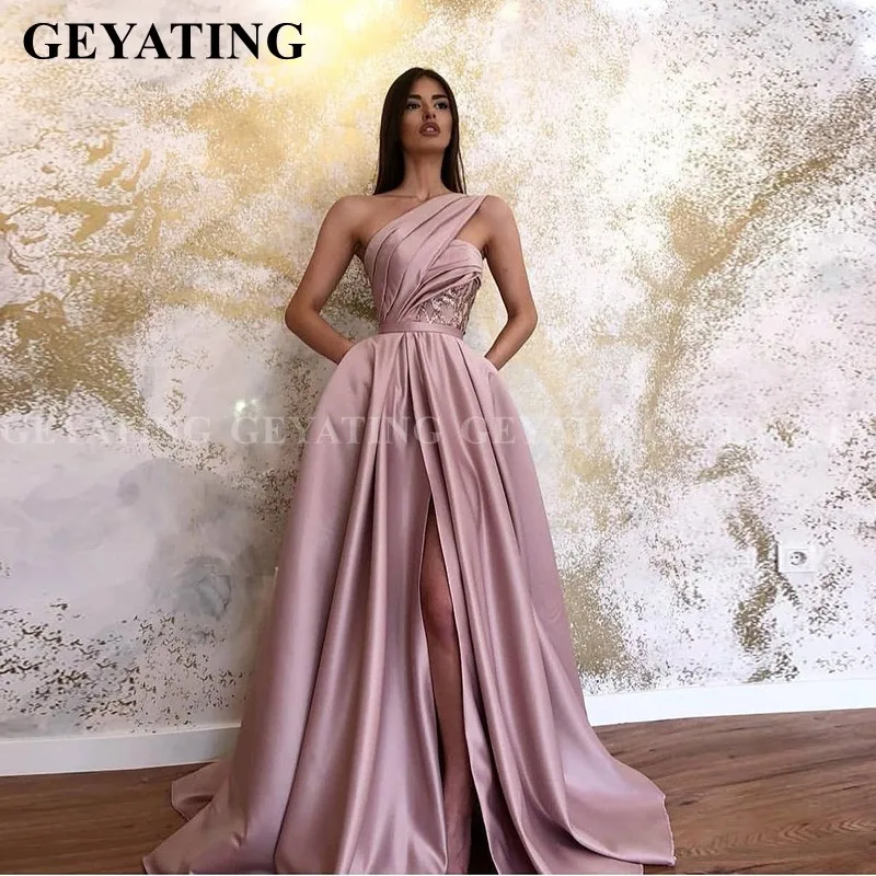 Sexy Roze Satijnen Een Schouder Avondjurk met Zakken Hoge Split Arabisch Prom Formele Jurken Lange Elegant Christmas Party Gown Sexy Roze Satijnen Een Schouder Avondjurk met Zakken Hoge Split Arabisch Prom Formele Jurken Lange Elegant Christmas Party Gown